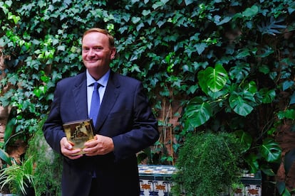 El escritor Gonzalo Giner con el Premio Fernando Lara este miércoles en Sevilla