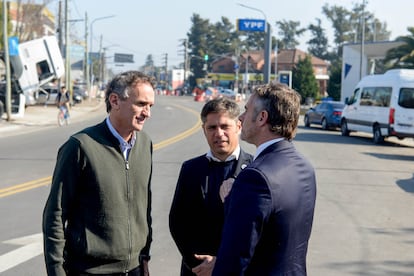 Desde la izquierda: Gabriel Katopodis, Alex Kicillofok y Federico Achával durante la inauguración de un ensanche y repavimentación en Pilar, Buenos Aires, en julio de 2025.