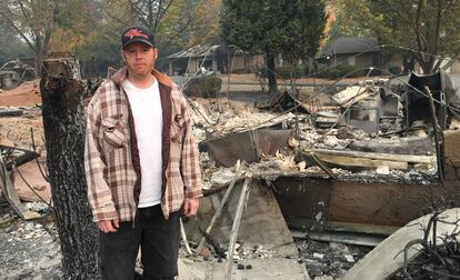 Kevin Guthrie, frente a las ruinas de la casa de su padre en Paradise.