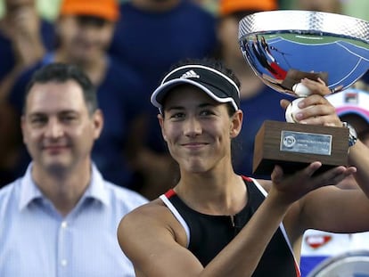 Muguruza exhibe el trofeo de Monterrey.