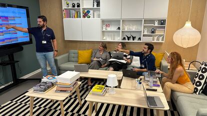 Equipo de redes sociales de IKEA trabajando.