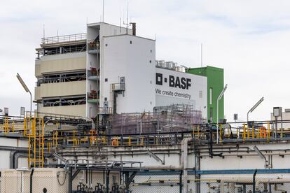 Edificio de las instalaciones de BASF en La Canonja (Tarragona), en el polígono petroquímico de Tarragona.