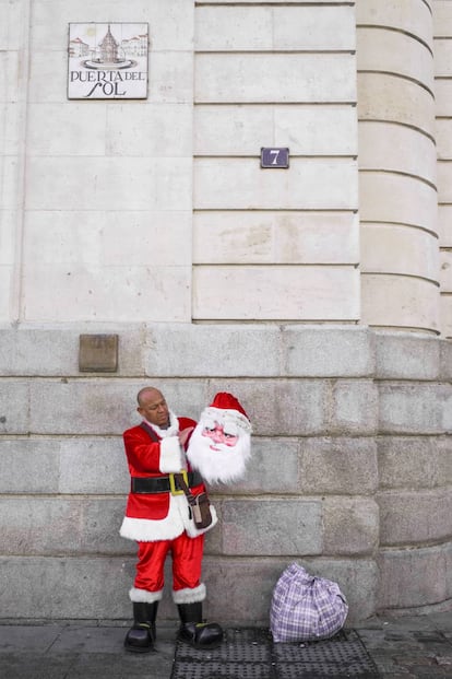 Fran (53 años). Profesión: animador. Puerta del Sol, Madrid. 2018. "Me gusta mi trabajo. Durante la Navidad, el Papá Noel es la alegría de la Puerta del Sol".