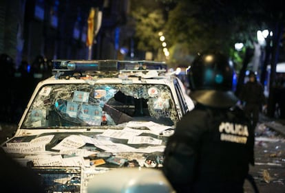 Ένα βανδαλισμένο αυτοκίνητο περιπολίας πολιτικής φρουράς έξω από το Τμήμα Περιφερειακών Οικονομικών Υποθέσεων.