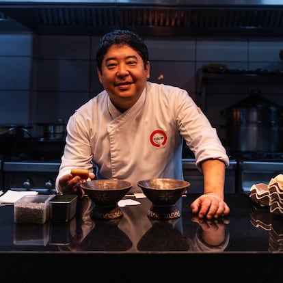 RESTAURANTE MAIDO
El restaurante Maido, en Lima, es el mejor de Latinoamérica, según el jurado de los Latin America’s 50 Best Restaurants. El local de comida nikkei, regentado por el chef Mitsuharu Tsumura, más conocido como Micha.
El restaurante Maido, es reconocido por fusionar la tradición nikkei y peruana en una misma presentación.