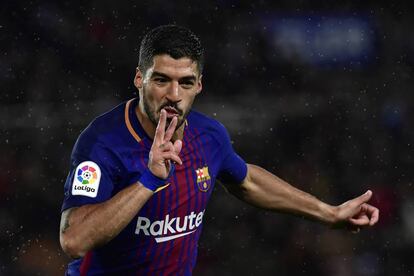 Luis Su&aacute;rez celebra uno de sus dos goles en Anoeta. 