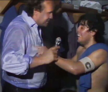 Giampiero Galeazzi entrevista a Maradona en el vestuario del Nápoles en 1987.