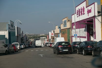 Una de las calles del polígono Cobo-Calleja, cerca del nuevo centro de acogida de menores inmigrantes de la Comunidad de Madrid. 