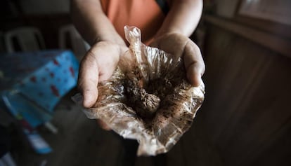 Un campesino muestra una bolsa con goma de opio en Guerrero.