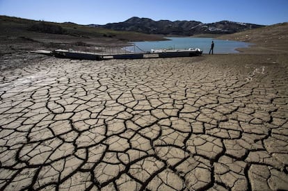 Embalse de La Viñuela (Málaga), en diciembre de 2017. / DANIEL PÉREZ (EFE)