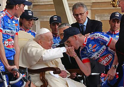 Manzano besa la mano del Papa durante la audiencia al equipo Amore e Vita ayer en Roma.