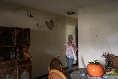 Ana en su apartamento afectado por los sismos del pasado miércoles en el conjunto residencial El Paraíso.Chelo Camacho