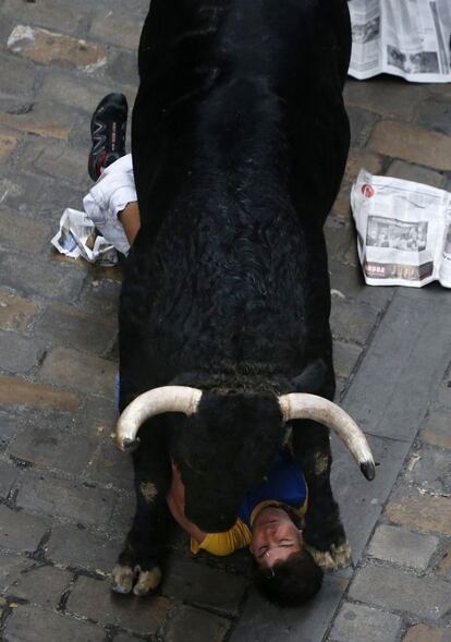 Inicio de la cogida de uno de los corredores, el más grave hasta el momento.