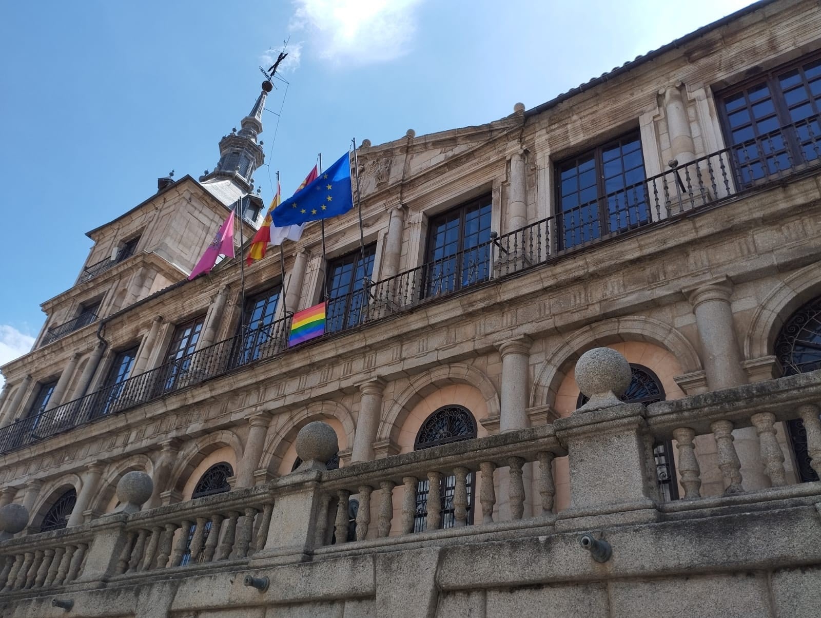 Una edil de Vox enciende la polémica y facilita la colocación de la bandera arcoíris en Toledo: “He adoptado un criterio democrático”
