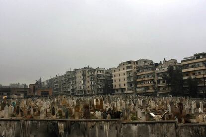 Vista geral de cemitério destruído pelos combates, em Aleppo, em 13 de dezembro