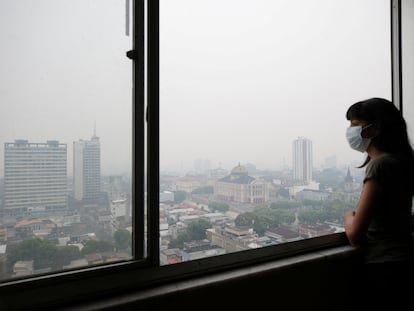 Indiara Bessa mira la ciudad desde su ventana en Manaos, Brasil, el 12 de octubre 2023.