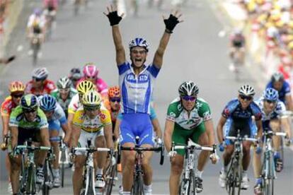 Tom Boonen alza victorioso los brazos.