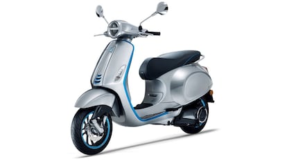 La Vespa es todo un icono de las dos ruedas, un modelo que cuenta sus seguidores por legión y que está íntimamente relacionado con el estilo de vida urbano, por lo que era solo cuestión de tiempo que se adentrase en el territorio de la electrificación. La novedosa Elettrica equivale a un escúter de 50 cc con un motor de 2 kilovatios de potencia continua (con picos de 4 kW), con el que podrá recorrer hasta 100 kilómetros con cada carga. El proceso para recargar la batería al completo tardará alrededor de cuatro horas y soportará un millar de ciclos.