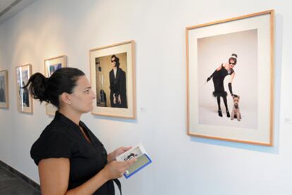 Una visitante contempla dos de los retratos de Carlos Berlanga en Gibraleón (Huelva).