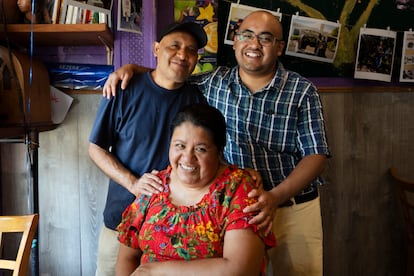 La familia Saavedra, Antonio, Natalia y Marco, en su restaurante La Morada en el Bronx.
