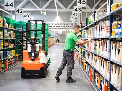 Un trabajador de Mercadona en uno de sus almacenes logísticos.