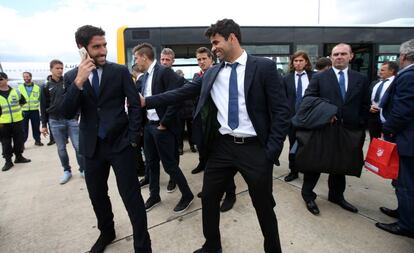 Raúl García (i) junto a Diego Costa tras aterrizar en el aeropuerto de Lisboa.