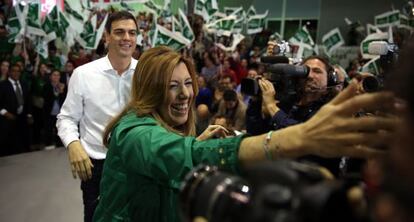 Susana Díaz, seguida de Pedro Sánchez, saluda a sus seguidores en Sevilla.