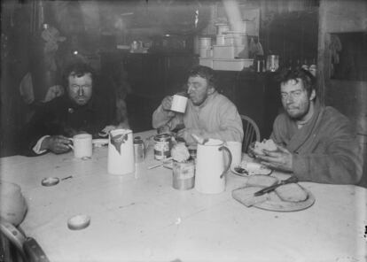 Imagen tomada el 1 de agosto de 1911 en la que aparecen Henry Robertson Bowers, Edward Wilson y Apsley Cherry-Garrard, tomando un refrigerio.