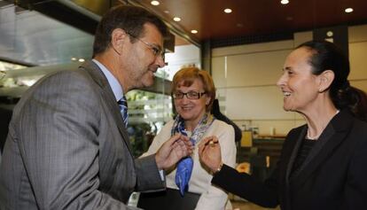 El ministro de Justicia, Rafael Catal&aacute;, saluda a la presidenta del Tribunal Superior valenciano, Pilar de la Oliva.