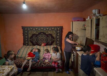 La crisis económica que siguió al conflicto armado en el este de Ucrania ha provocado desafíos diarios en todo el país sobre todo para las personas que viven cerca de la frontera húngara. En la foto, una madre prepara la comida a sus hijos en su casa en Beregardo, en Transcarpatia (Ucrania), el 6 de mayo de 2017.