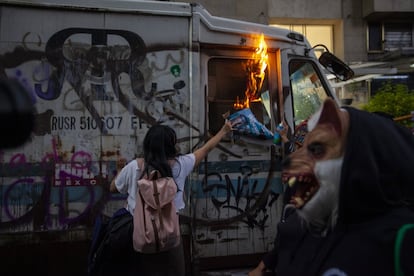 Las manifestantes queman un camión del diario mexicano 'La Prensa'. A dicho periódico le cuestionaron la cobertura mediática al caso de Ingrid Escamilla.