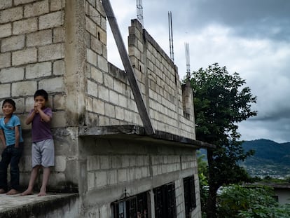Dos niños juegan en una casa en construcción, en el municipio chiapaneco de Ocosingo, el 1 de Diciembre de 2020.