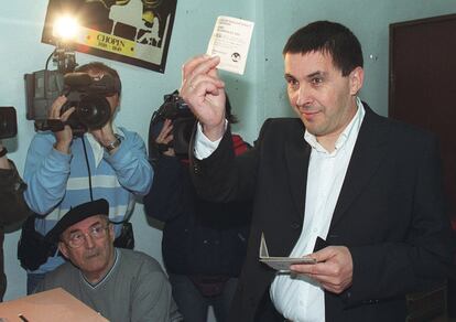 25 de mayo de 2003. Elecciones Municipales del 25 de Mayo de 2003. Arnaldo Otegi, portavoz de la ilegalizada Batasuna, muestra una papeleta de la plataforma Aub que tampoco puede concurrir a las elecciones, que la formación ha pedido a sus seguidores que introduzcan en las urnas como voto nulo, antes de votar en Elgoibar (Guipúzcoa).