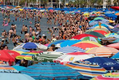 Veraneantes en Benidorm este jueves.