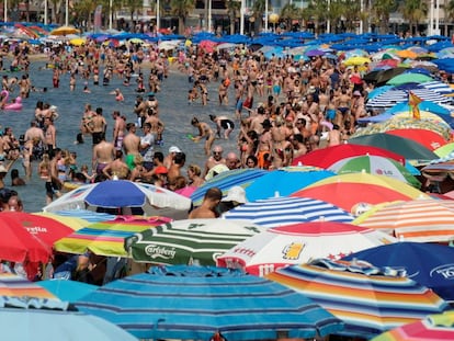 Veraneantes en Benidorm este jueves.