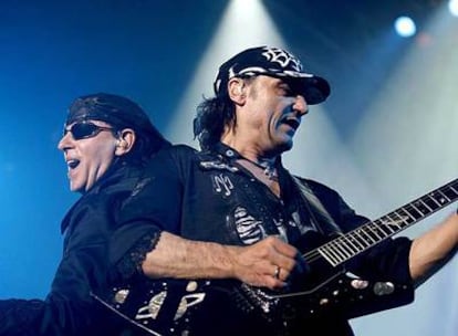 El cantante de Scorpions, Klaus Meine, y el guitarrista Matthias Jabs, durante el concierto de anoche en Leganés.