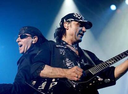 El cantante de Scorpions, Klaus Meine, y el guitarrista Matthias Jabs, durante el concierto de anoche en Leganés.