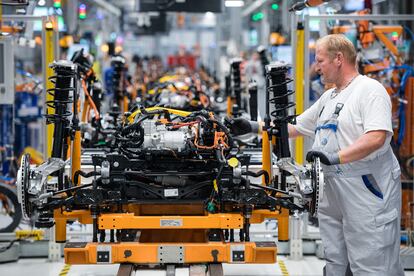 Un empleado trabaja en la cadena de montaje del Volkswagen