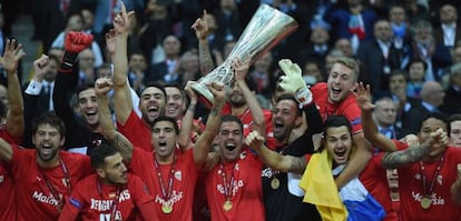 Los jugadores del Sevilla levantan la copa de la Liga Europa.