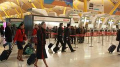 Grupo de azafatas de Iberia en la terminal 4 del aeropuerto madrile&ntilde;o de Barajas.