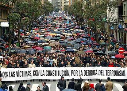 Ciudadanos de Oviedo, donde hubo 300.000 manifestantes, marchan bajo los paraguas.