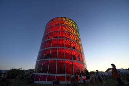 Instalación 'Espectra' diseñada por el estudio Newsubstance, para el festival de música de Coachella, el 12 de abril.