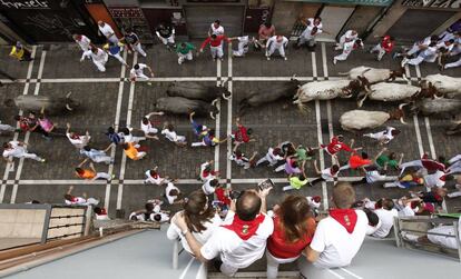 La manada de la ganadería de José Escolar Gil durante el tercer encierro de San Fermín 2016.