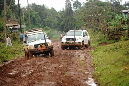 Kenia, 2011. No todos los todoterrenos son iguales, y cuando las cosas se ponen difíciles por barro, área o nieve, son los coches más espartanos, y también los más incómodos, los que mejor hacen el trabajo. En ocasiones, esto supone un buen motivo de broma entre sus colegas para los conductores con vehículos mejor preparados para atravesar este barrizal... En este viaje, nos desplazábamos a pueblos en las tierras altas de Kenia para realizar un estudio de mercado.