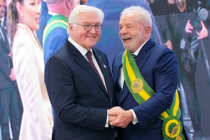 Frank-Walter Steinmeier, presidente de Alemania, posa con Lula durante una sesión de fotografías que realizó el nuevo presidente con diversos invitados.