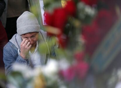 Los parisinos han pasado el primer día de luto oficial rindiendo homenaje a las víctimas.