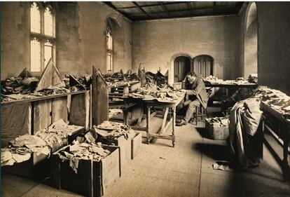 Solomon Schechter, en 1898, trabajando en la biblioteca de Cambridge, rodeado de legajos encontrados en Egipto.