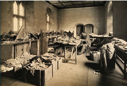 Solomon Schechter, en 1898, trabajando en la biblioteca de Cambridge, rodeado de legajos encontrados en Egipto.