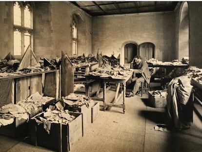 Solomon Schechter, en 1898, trabajando en la biblioteca de Cambridge, rodeado de legajos encontrados en Egipto.