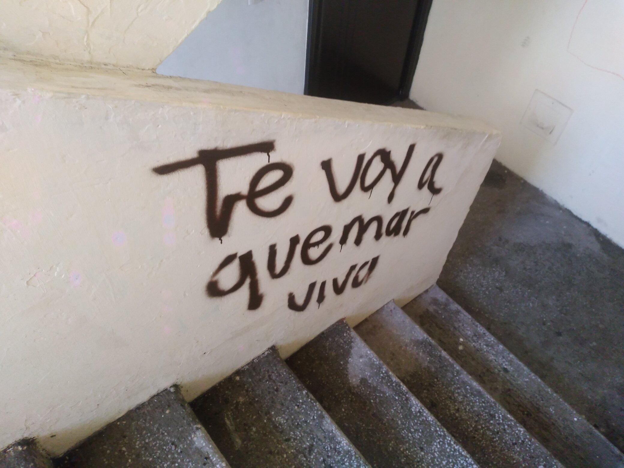 Amenazas escritas en el edificio donde vivía Luz Raquel Padilla, días antes de que fuese asesinada por sus vecinos, en Jalisco, en 2022.